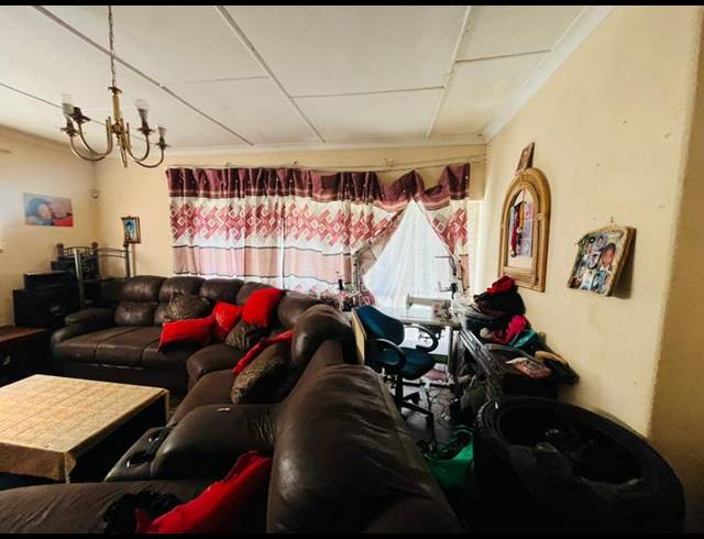 6 BEDROOM HOUSE FOR SALE IN RHODESFIELD